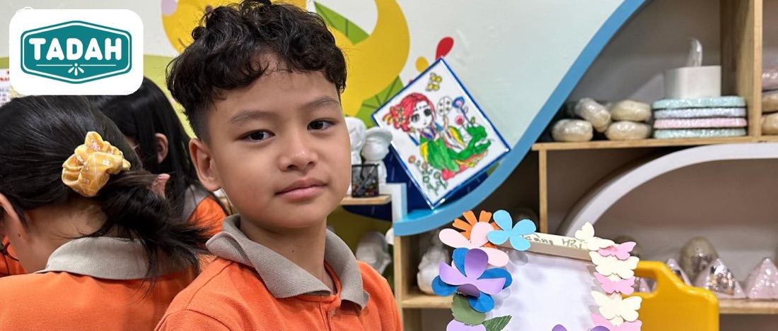 Các em nhỏ làm khung tranh trong workshop của Tadah