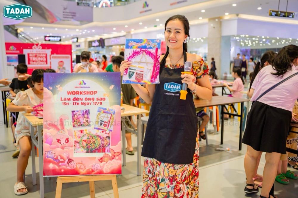 Gian workshop làm đèn ông sao của Tadah tại trung tâm thương mại