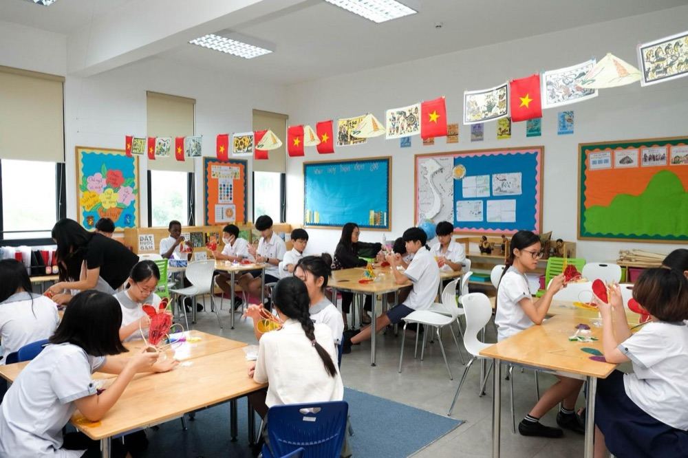 Một lớp học sinh làm đèn lồng trong tiết trải nghiệm do Tadah tổ chức tại trường