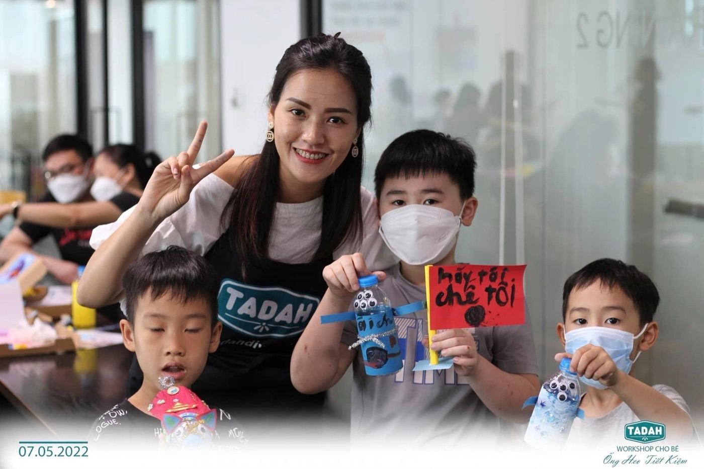 Giáo viên Tadah cùng các em nhỏ trong buổi workshop tái chế chai nhựa thành ống heo tiết kiệm