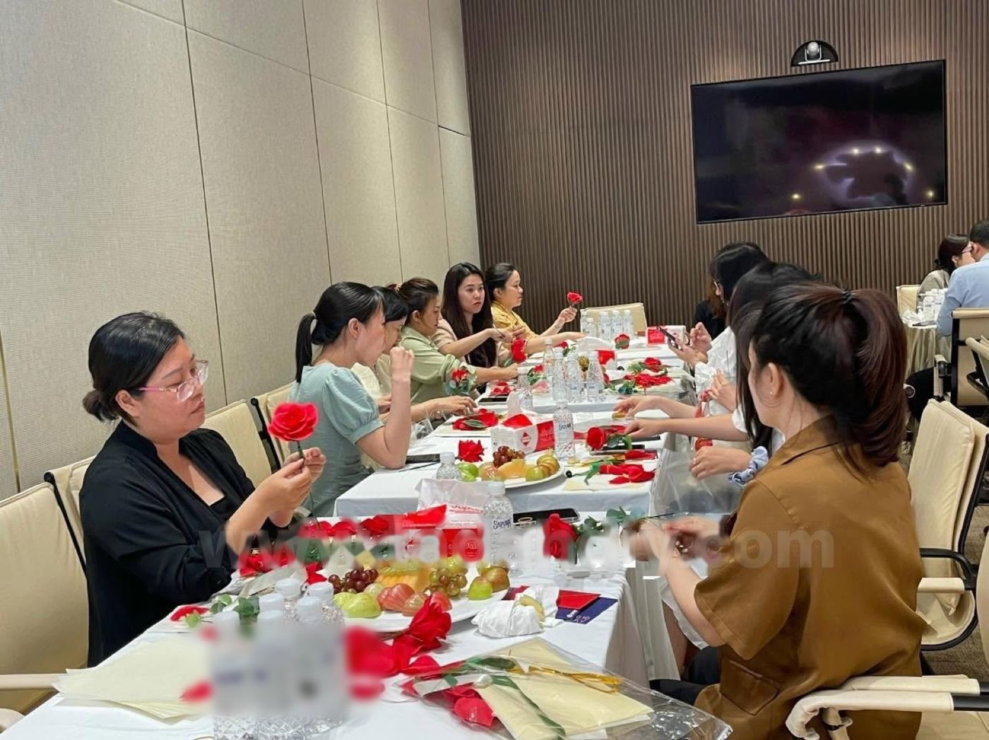 Nhân viên một doanh nghiệp trong buổi workshop thủ công Tadah tổ chức ngay tại phòng họp công ty