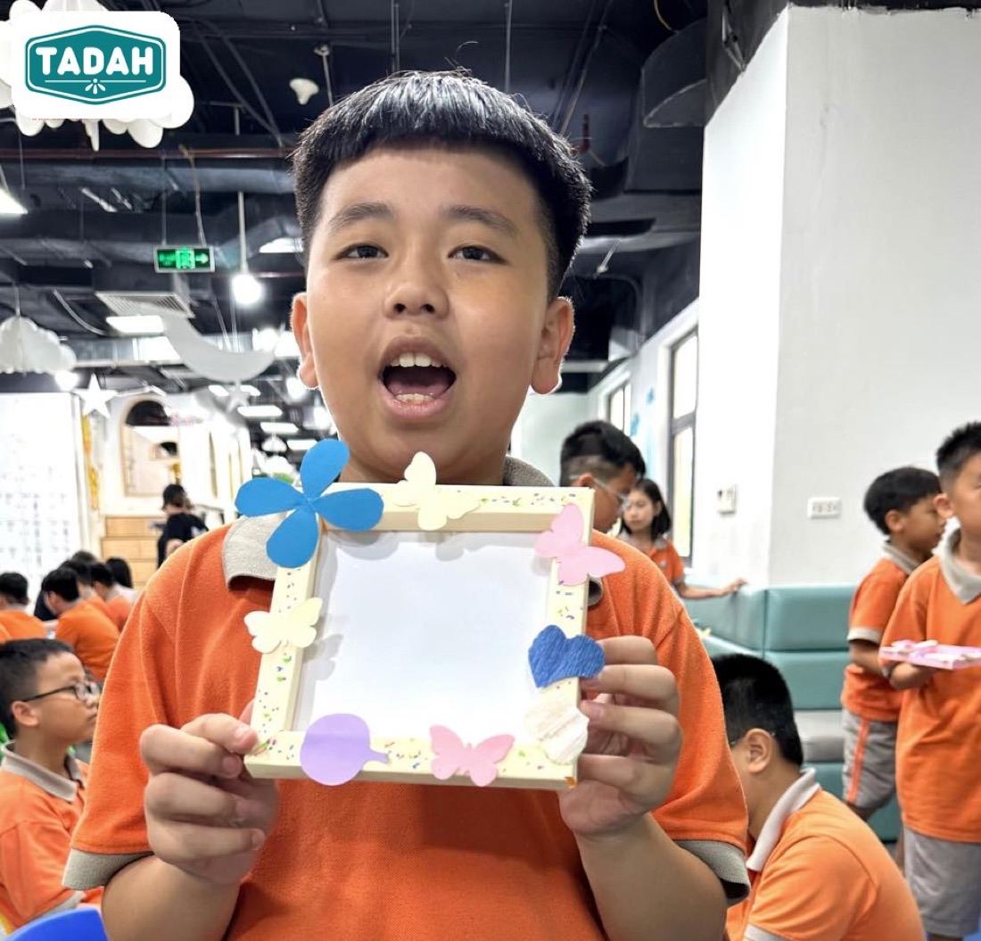 Một học sinh khoe khung ảnh em vừa trang trí trong buổi workshop do Tadah tổ chức